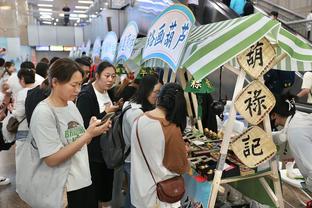 黑帮老大既视感？布伦森穿西装戴墨镜拿好料进场 学友哥哈特在身后